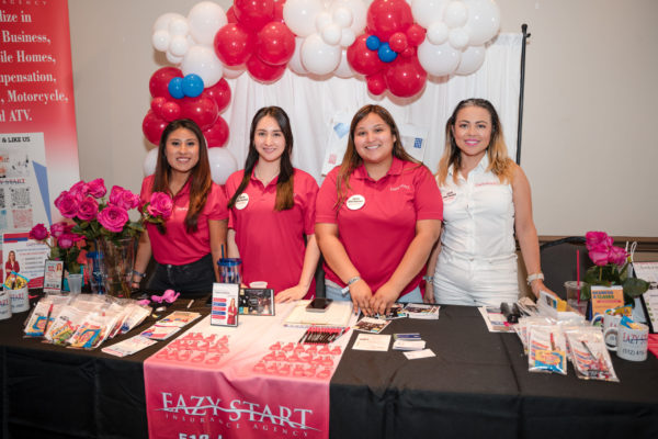 equipo de Eazy start insurance durante expo amhiga 2023
