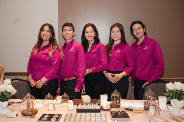 equipo Yisel Jewelry durante expo amhiga 2023
